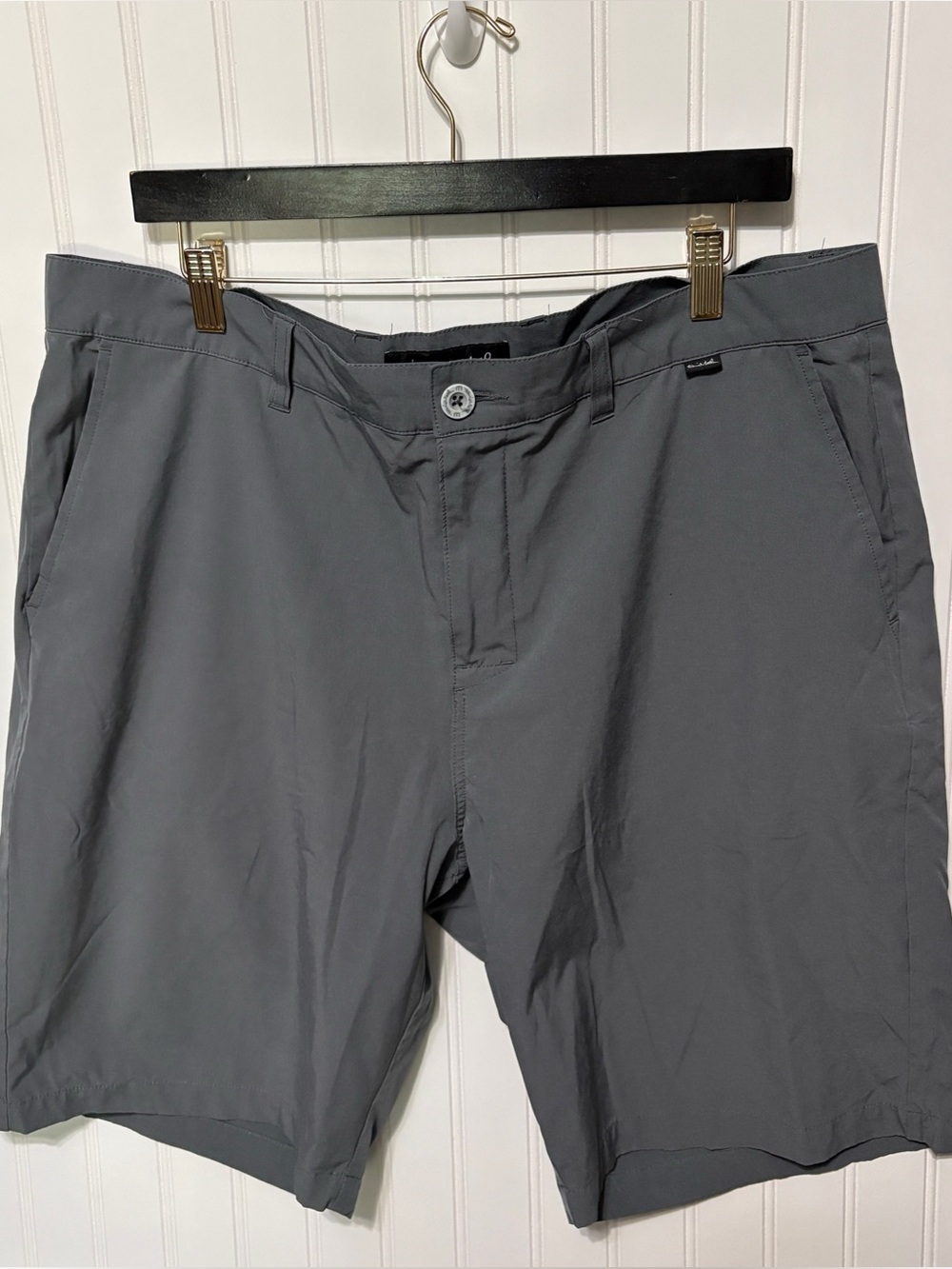 TRAVIS MATHEW Proceed With Caution Flat Front Gray 10" Golf Shorts Mens Size 38